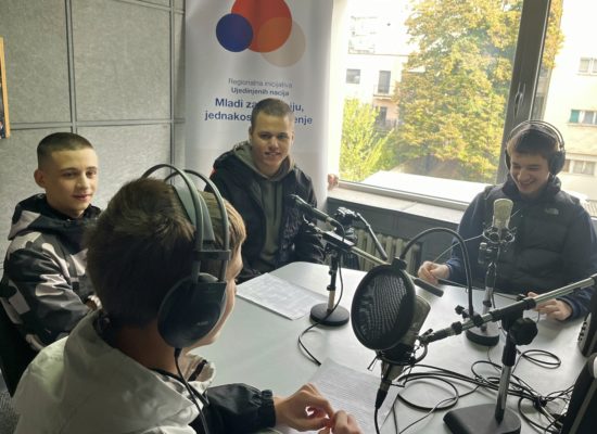Ученици новинарске секције Машинске школе ,,Радоје Дакић” посетили радио редакцију ,,Слушаоница 6″